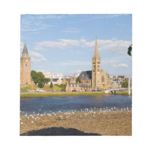 Skyline en rivier van de schilderachtige stad Inve Notitieblok