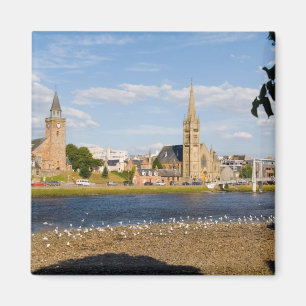 Skyline en rivier van het schilderachtige stadje I Magneet