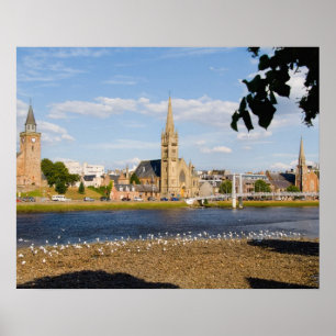 Skyline en rivier van het schilderachtige stadje I Poster