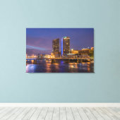 Skyline in Dusk, op de Grote rivier Canvas Afdruk (Insitu (Houten vloer))