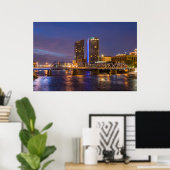 Skyline in Dusk, op de Grote rivier Poster (Thuiskantoor)