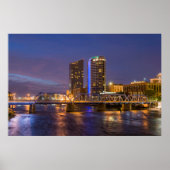 Skyline in Dusk, op de Grote rivier Poster (Voorkant)