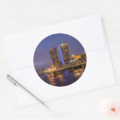 Skyline in Dusk, op de Grote rivier Ronde Sticker (Envelop)