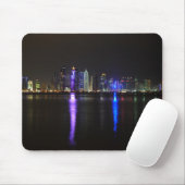 Skyline of Doha, Qatar bij nachtmousepad Muismat (Met muis)