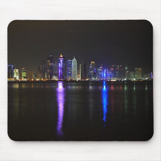 Skyline of Doha, Qatar bij nachtmousepad Muismat (Voorkant)