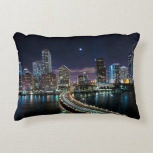 Skyline of Miami city with bridge at night Accent Kussen