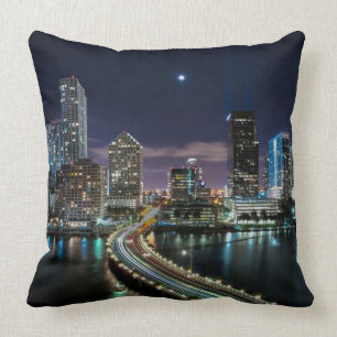 Skyline of Miami city with bridge at night Kussen
