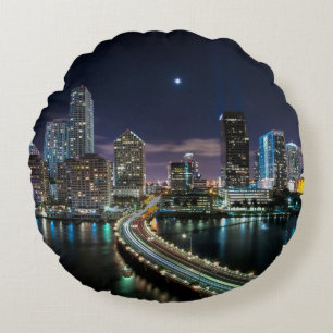 Skyline of Miami city with bridge at night Rond Kussen