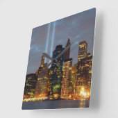 Skyline uitzicht of city in night. vierkante klok (Hoek)