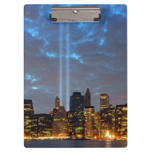 Skyline uitzicht van de stad in de nacht. klembord (Voorkant)