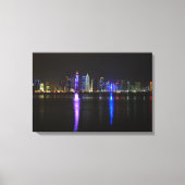 Skyline van Doha, Qatar bij nacht canvas print (Voorkant)