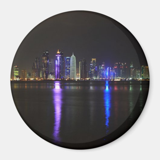 Skyline van Doha, Qatar bij nacht ronde magneet (Voorkant)