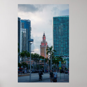 Skyline van Downtown Miami met Freedom Tower bij s Poster