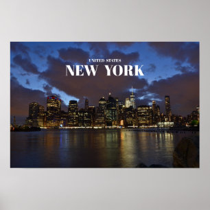 Skyline van Manhattan bij nacht - New York Poster