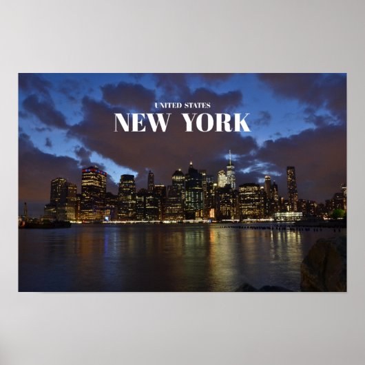 Skyline van Manhattan bij nacht - New York Poster (Voorkant)