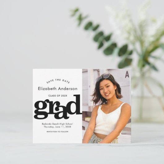 Sla datum afstuderen foto-typografie zwart wit op uitnodiging briefkaart (Staand voorkant)