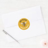 Sla de bijen geel op ronde sticker (Envelop)