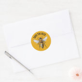 Sla de bijen geel op ronde sticker (Envelop)