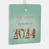 Sla de datum 2024 Gepersonaliseerde Namen Datum op Keramisch Ornament (Rechts)