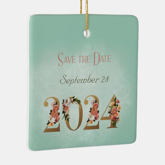 Sla de datum 2024 Gepersonaliseerde Namen Datum op Keramisch Ornament (Rechts)