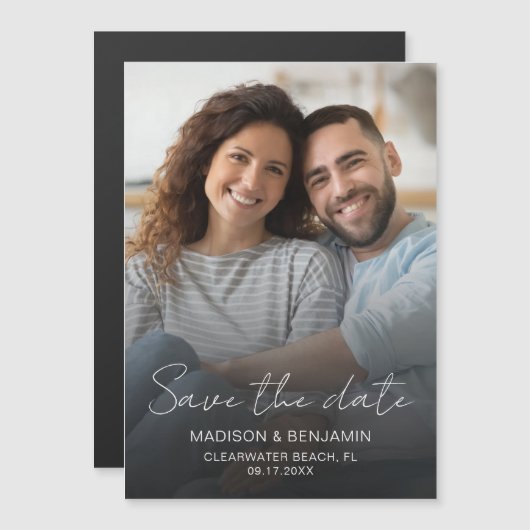 Sla de datum bruiloft foto Verloving Modern Chic Magnetische Uitnodiging (Voorkant / Achterkant)