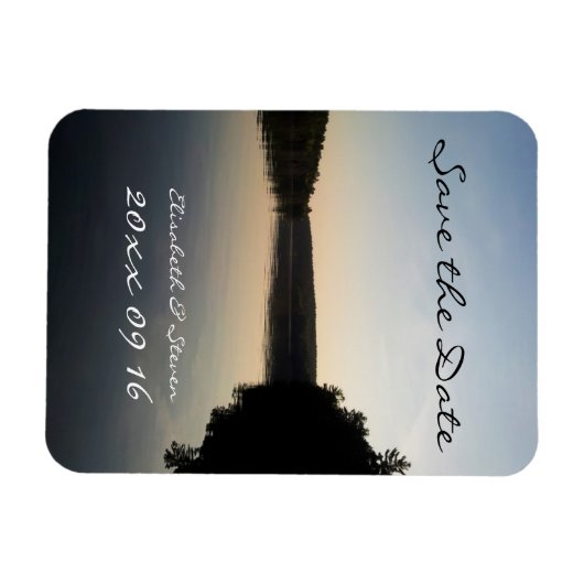 Sla de datum bruiloft magneet meer bij zonsonderga (Horizontaal)