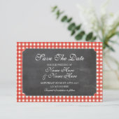 Sla de datum Chalk Red Check Rustic Wedding Kaart (Staand voorkant)