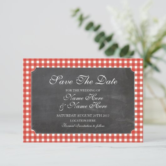Sla de datum Chalk Red Check Rustic Wedding Kaart (Staand voorkant)