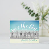 Sla de datum Engelse strandhut zeekant ansichtkaar Aankondigingskaart (Staand voorkant)