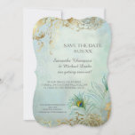 Sla de Datum Gouden Blad Peacock Veer Elegant op Kaart<br><div class="desc">SAVE THE DATE CARDS, Elegantie voor het paar dat een natuurlijke verfijning heeft, dit bruiloftsuitnodigings-collectie is een modern handbeschilderd afbeelding in een traditioneel regentschap, oude Hollywood glamoureuze tijd. Het is een handgeschilderd, origineel kunstwerk van Audrey Jeanne Roberts van een prachtige Peacock met volle staartveren aan elkaar geplakt en zittend op...</div>