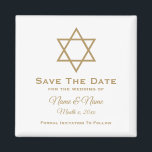 Sla de datum huwelijksmagneet op: ster van David Magneet<br><div class="desc">Star of David gepersonaliseerd Save the Date bruiloft magneet in het wit met gouden letters. Tekst kan volledig worden aangepast. De achtergrondkleur kan worden veranderd. Ontworpen door Heard_.</div>