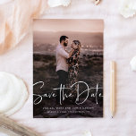 Sla de datum moderne scriptfoto op save the date<br><div class="desc">Dit moderne script bewaar de datum met één foto plaatsaanduiding kaart is ideaal voor koppels die houden van een moderne esthetiek. Op de voorkant staan de woorden "save the date" geschreven in een handgeschreven lettertype. De achtergrondkleur kan worden gewijzigd in elke gewenste kleur.</div>