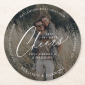 Sla de datum op Cheer! Gratis Drinken & een trouwf Ronde Kartonnen Onderzetter (Voorkant)