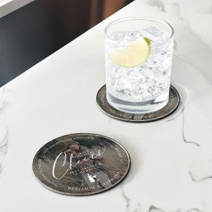 Sla de datum op Cheer! Gratis Drinken & een trouwf Ronde Kartonnen Onderzetter