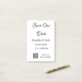 Sla de datum op eenvoudige minimale QR-scancodedet Post-it® Notes (Op bureau)