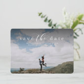 Sla de datum op elegante script fotocard save the date (Staand voorkant)