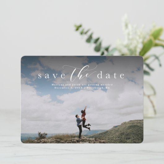 Sla de datum op elegante script fotocard save the date (Staand voorkant)