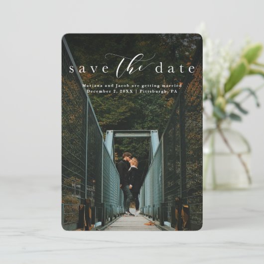Sla de datum op elegante script verticale fotokaar save the date (Staand voorkant)