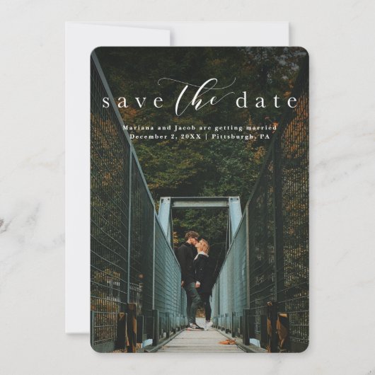 Sla de datum op elegante script verticale fotokaar save the date (Voorkant)