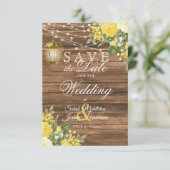 Sla de datum op Hout, lantaarns en gele bloem Save The Date (Staand voorkant)
