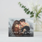 Sla de datum op Modern Script Typography Wedding Aankondigingskaart (Staand voorkant)