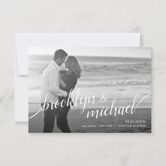 Sla de datum op Modern Script Wedding Announcement Kaart (Voorkant)