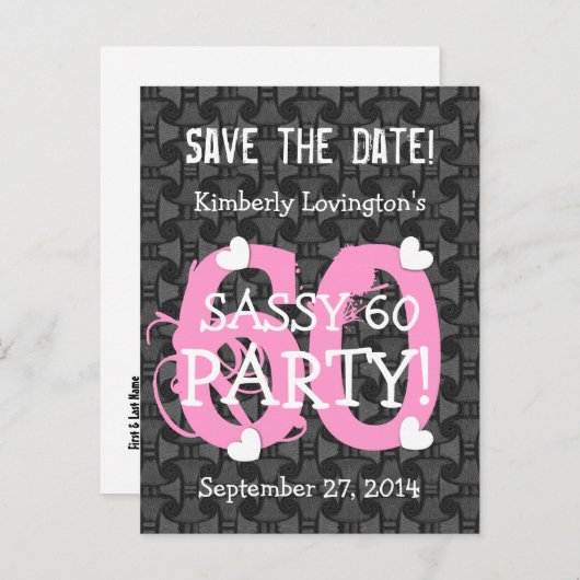 Sla de datum op SASSY 60 Verjaardagsfeest V06A PIN Aankondigingskaart (Voorkant / Achterkant)