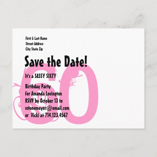 Sla de datum op SASSY 60 Verjaardagsfeest V06A PIN Aankondigingskaart (Achterkant)