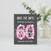 Sla de datum op SASSY 60 Verjaardagsfeest V06A PIN Aankondigingskaart (Staand voorkant)