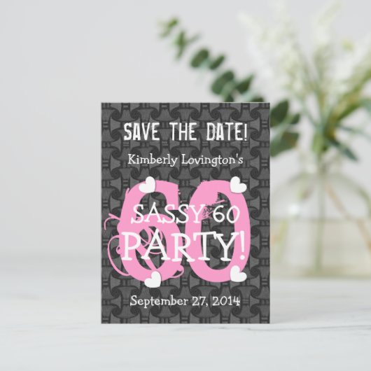 Sla de datum op SASSY 60 Verjaardagsfeest V06A PIN Aankondigingskaart (Staand voorkant)