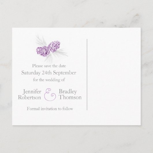 Sla de datum op winter dennenappels paarse bruilof aankondigingskaart (Achterkant)