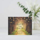 Sla de datum rustieke bos pad string lichten op aankondigingskaart (Staand voorkant)