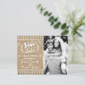 Sla de datum rustieke Burlap foto uitnodiging (Staand voorkant)