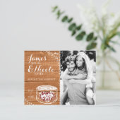 Sla de datum rustieke eiken hout & hart stomp foto aankondigingskaart (Staand voorkant)